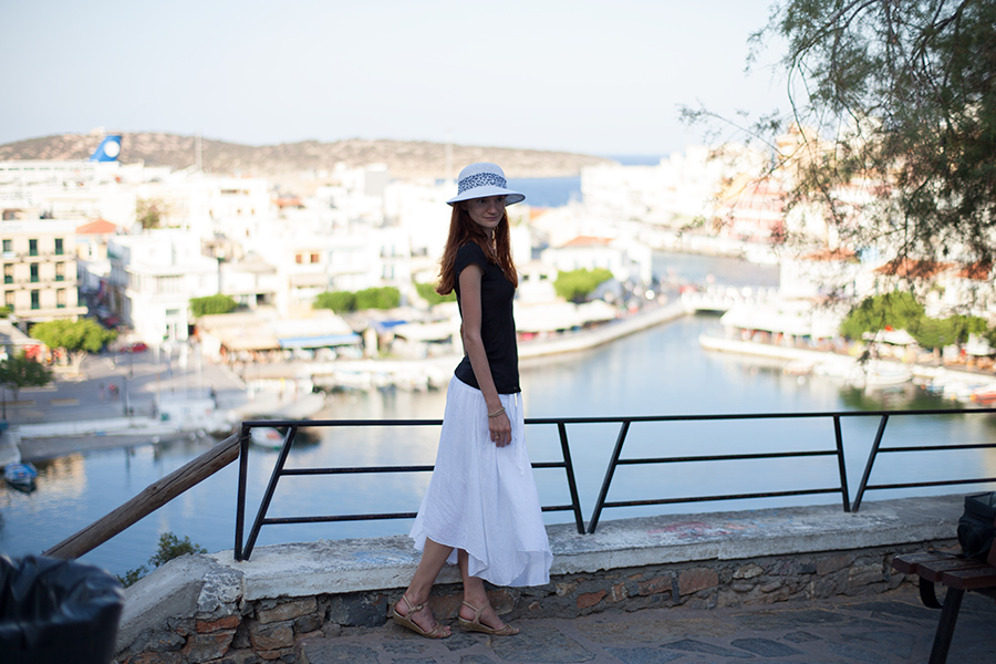 Греция, Крит, Агиос Николас. Белая юбка, черная футболка 
