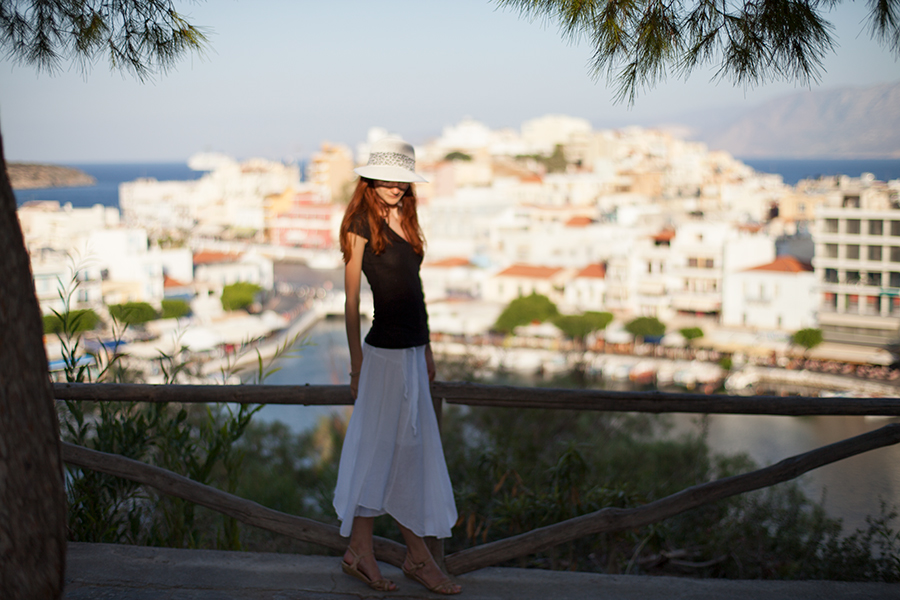 Греция, Крит, Агиос Николас. Белая юбка, черная футболка 