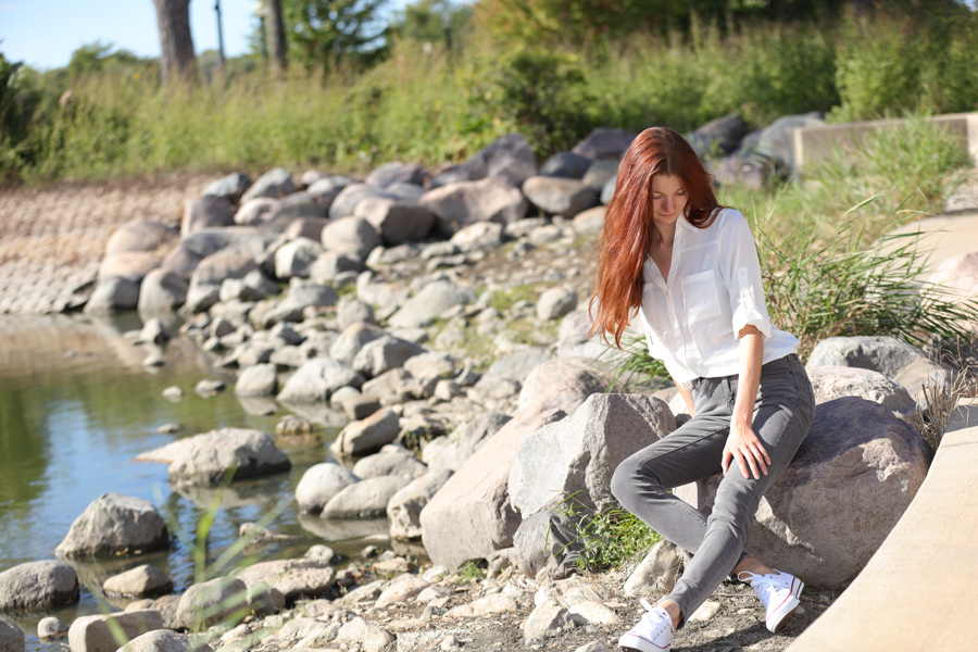 Natalie Soul Life Style Blog. Fall walk Outfit. Armani Exchange grey skinny jeans and Express white shirt.