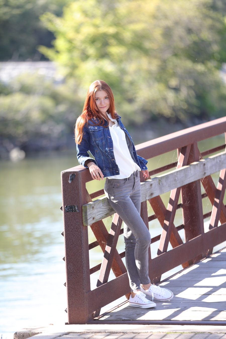 Natalie Soul Life Style Blog. Fall walk Outfit. Armani Exchange grey skinny jeans and Express white shirt.